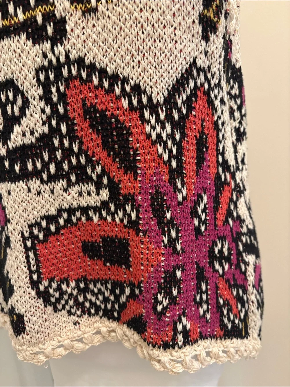 BKE Cream Open-Front Knit Vest with Black, Pink, Red & Gold Accents Size Medium